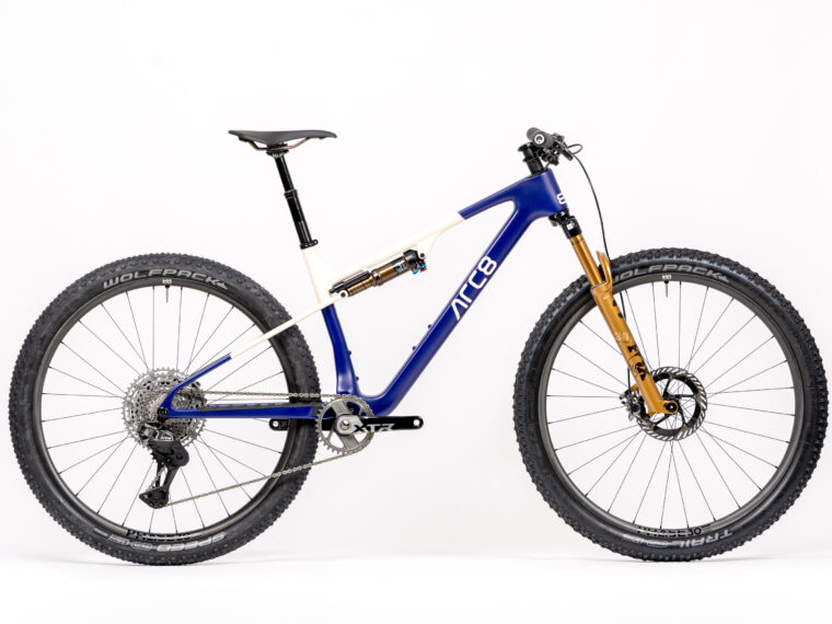 25 ARC8 Evolve FS Violett Shimano XTR Di2 M 01