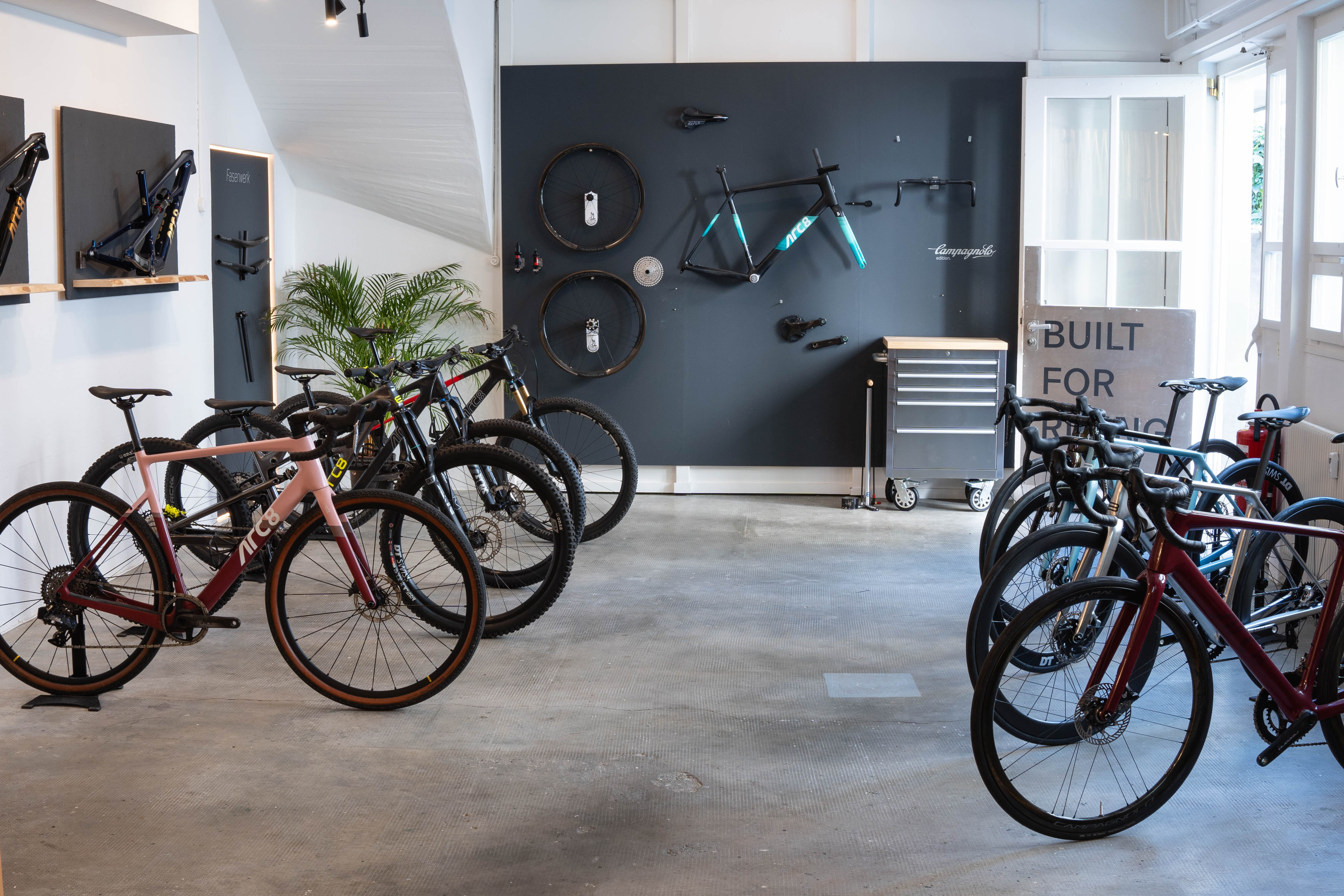 Showroom 2215